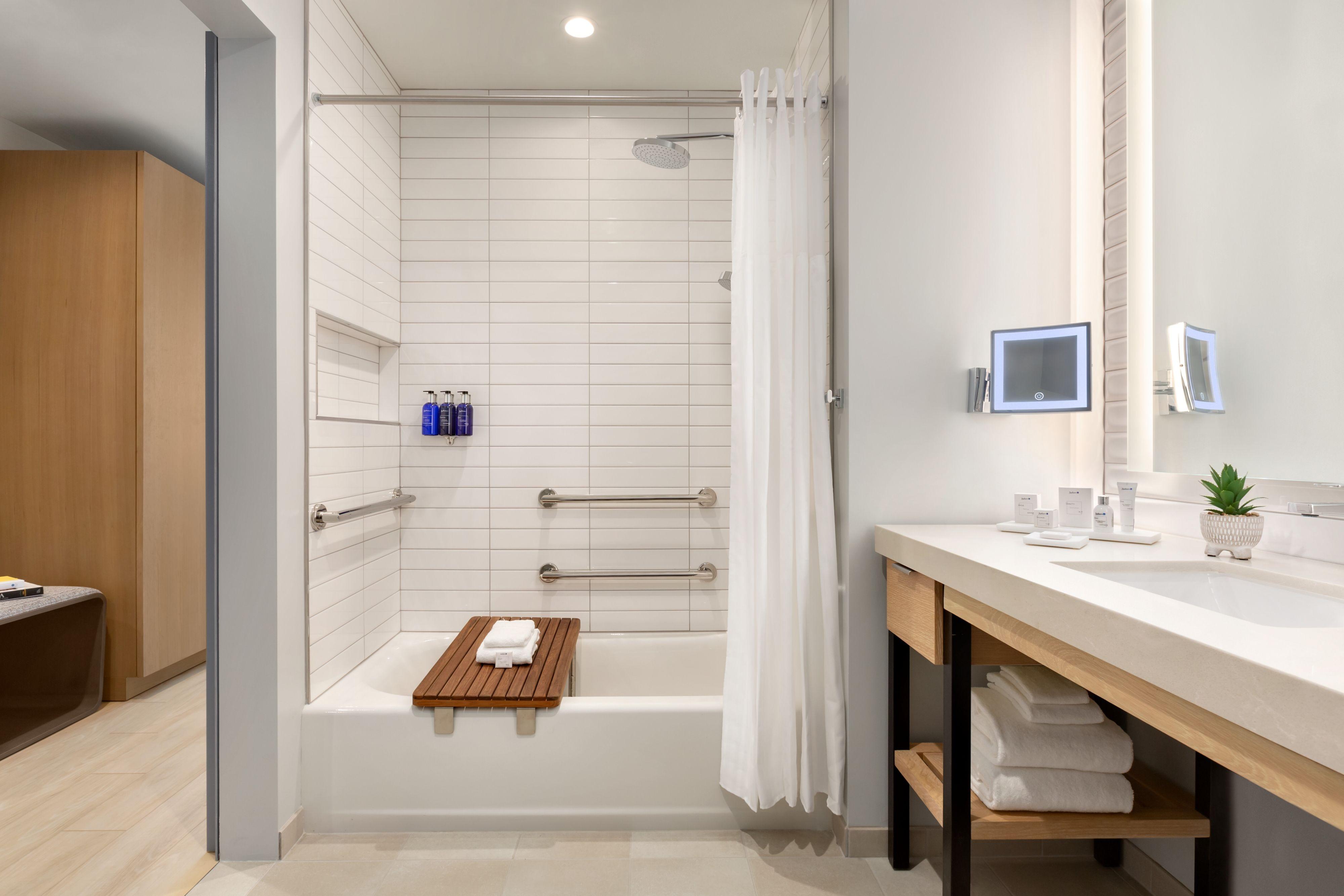 The Viv Hotel, Anaheim, A Tribute Portfolio Hotel מראה חיצוני תמונה A shower with a curtain